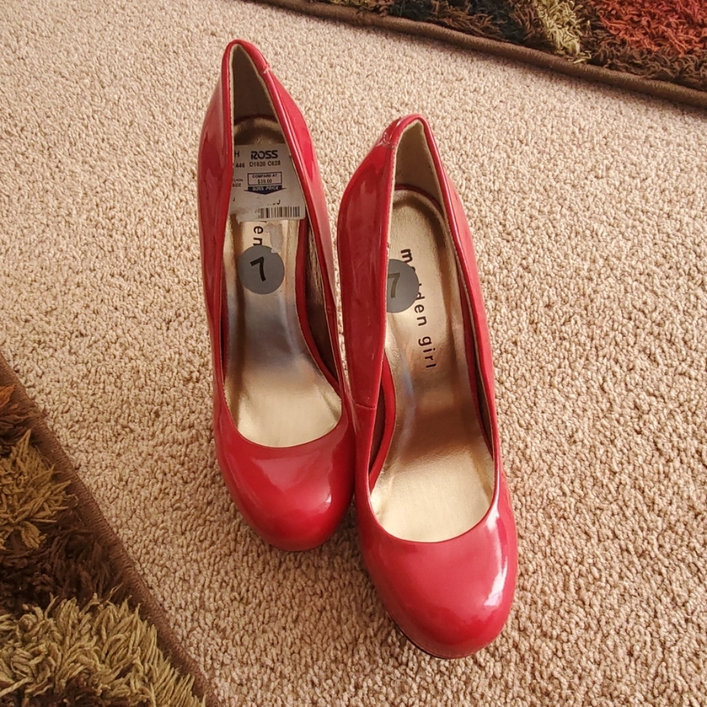 Red heels - Picture 2 of 3